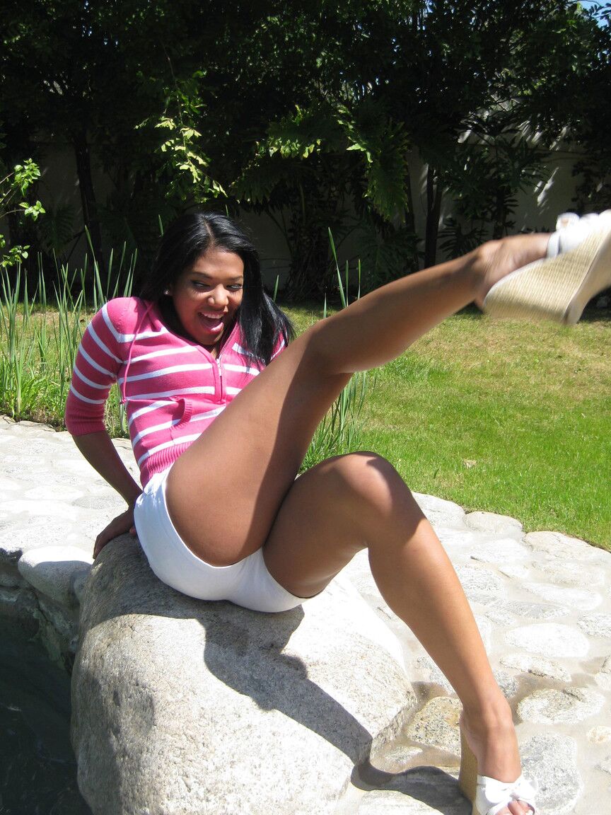 17P Die süße kleine Latina Emy Reyes entblößt ihren Hintern in sexy weißen Shorts im Freien