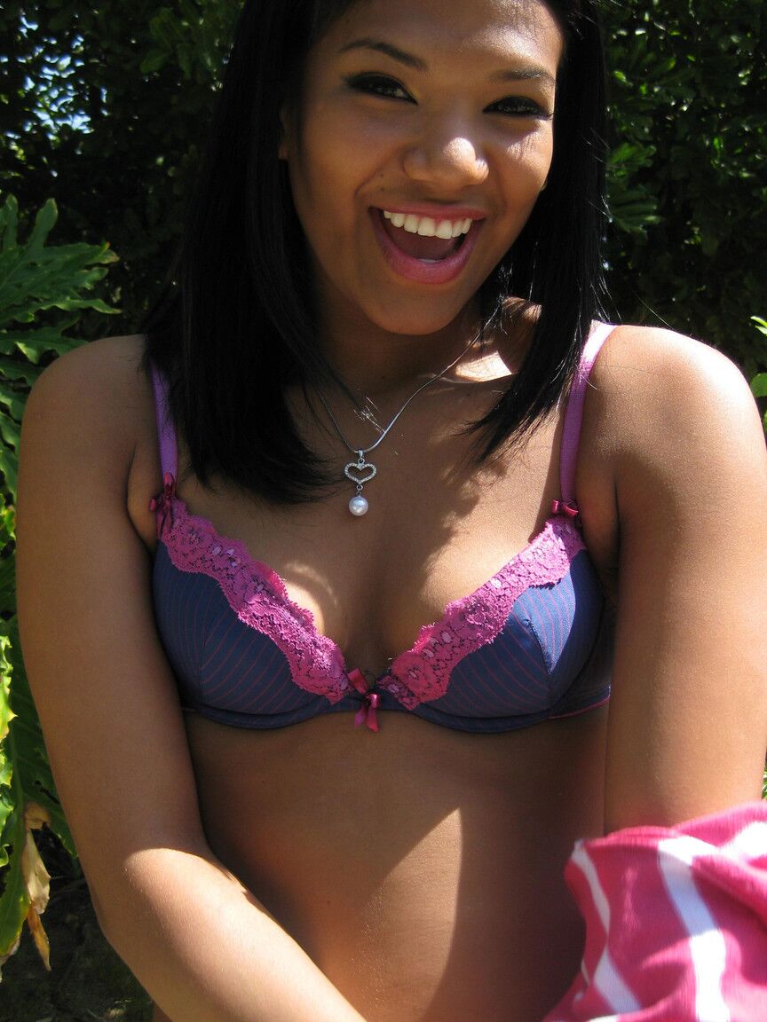 17P Die süße kleine Latina Emy Reyes entblößt ihren Hintern in sexy weißen Shorts im Freien
