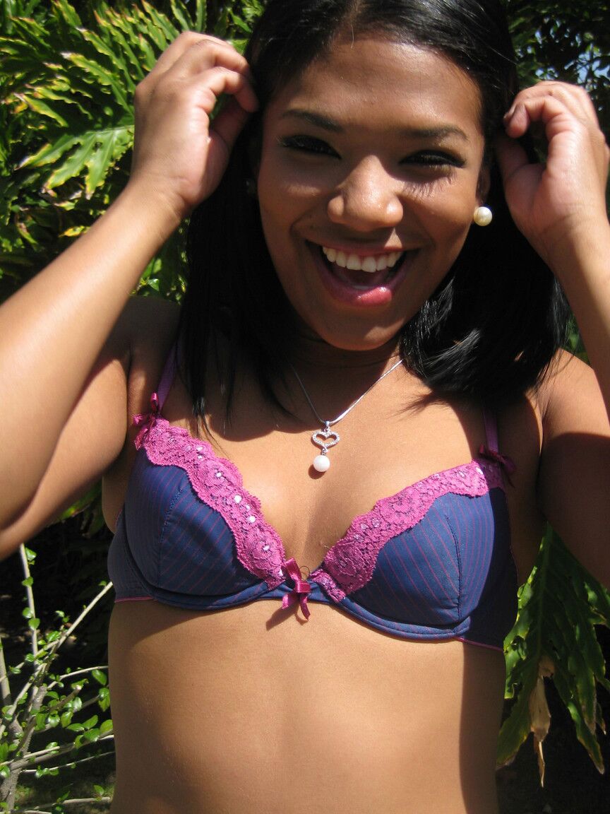 17P Die süße kleine Latina Emy Reyes entblößt ihren Hintern in sexy weißen Shorts im Freien