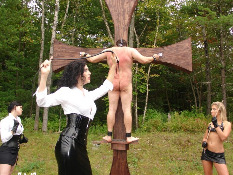 16P Trois dominatrices maigres fouettent leur esclave sexuelle attachée à une croix en plein air