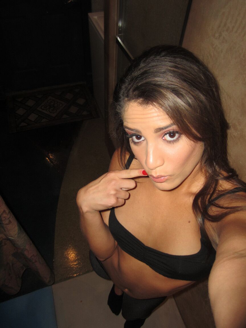 20P Hermosa latina rebota en una polla dura después de unos buenos juegos previos orales
