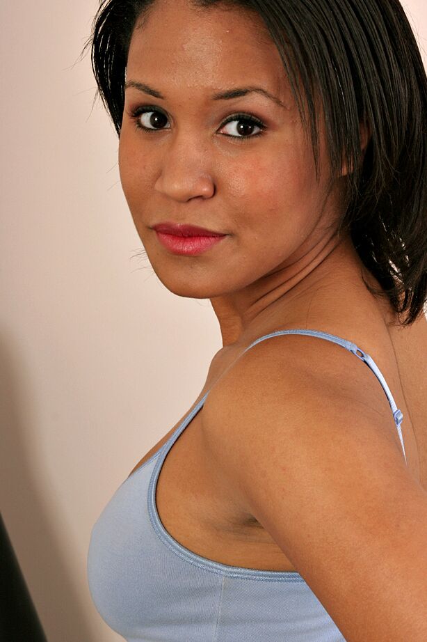 16P Amateur Latina solo fille en jeans exposant ses gros seins naturels