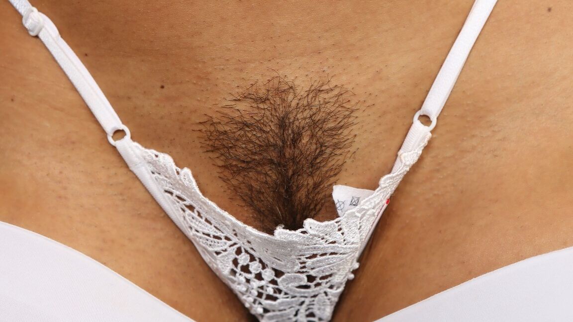 18P La impresionante Brianna Jordan echa un vistazo a su coño a través de bragas de encaje blanco