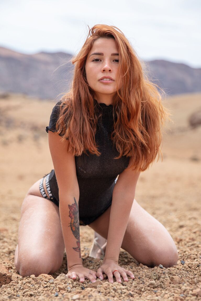 21P La chaude Agatha Vega exhibe ses seins naturels