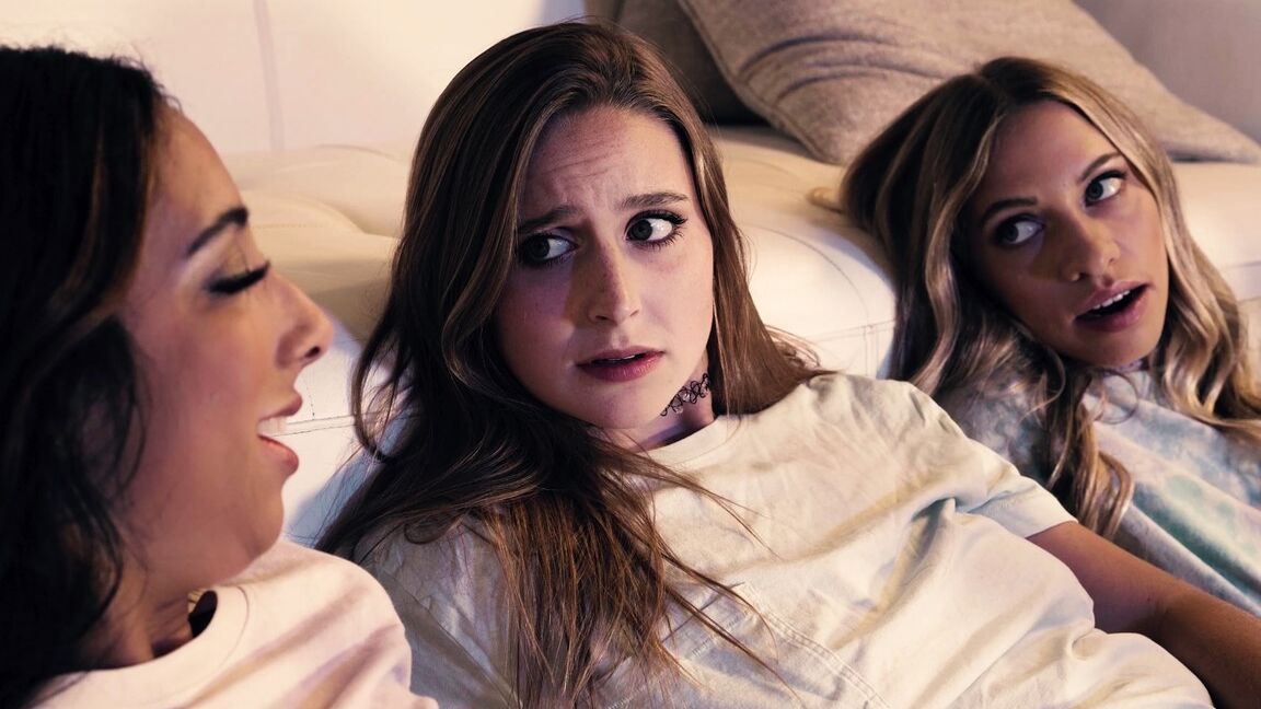 15P Chicas jóvenes se montan un trío lésbico durante una pijamada