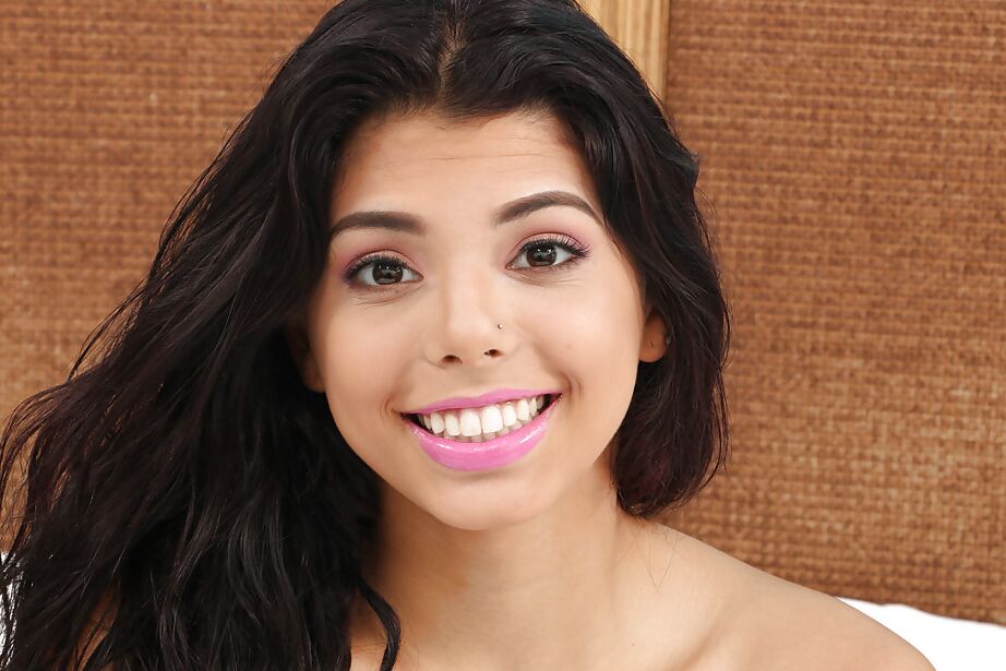 12P Morena adolescente latina Gina Valentina dedilhando a boceta raspada de perto