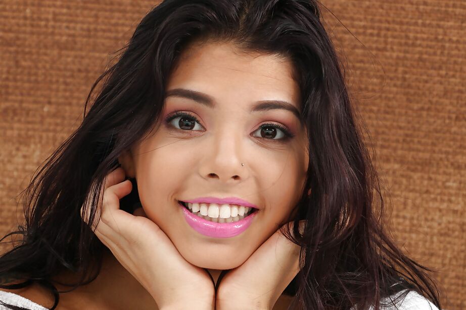 12P Morena adolescente latina Gina Valentina dedilhando a boceta raspada de perto
