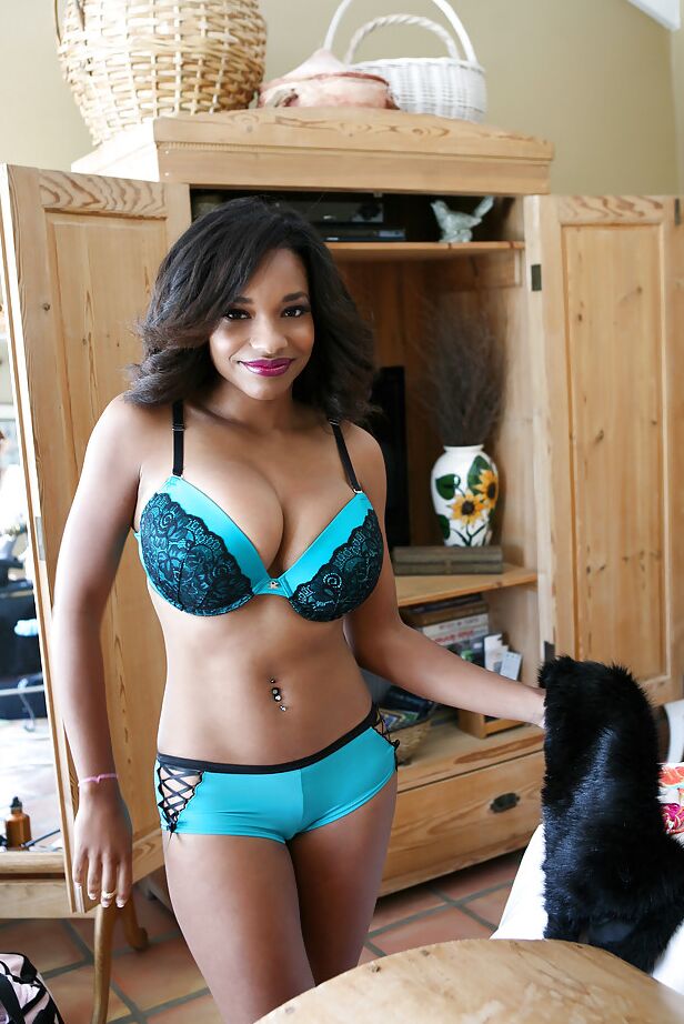 16P Gata latina com cabelo moreno Andrea Marquez mostra seus peitos grandes