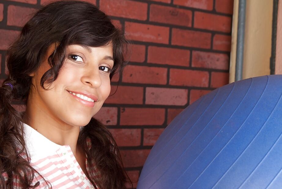16P Gata latina imunda lambendo os mamilos e provocando sua boceta espessa