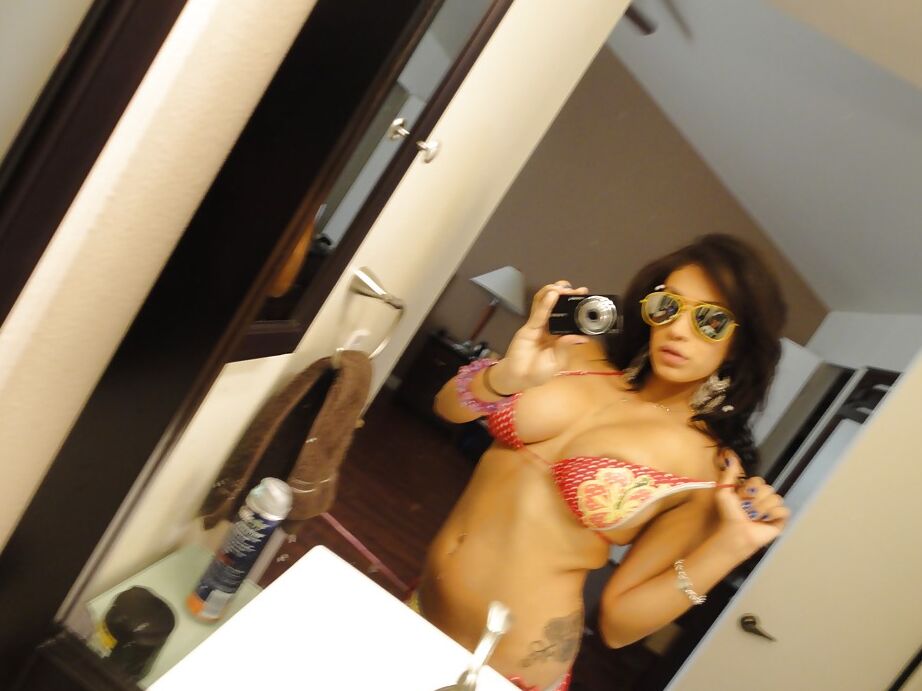 16P Voluptuous girlfriend Jamie Valentine enjoys playing a naked solo on her cam