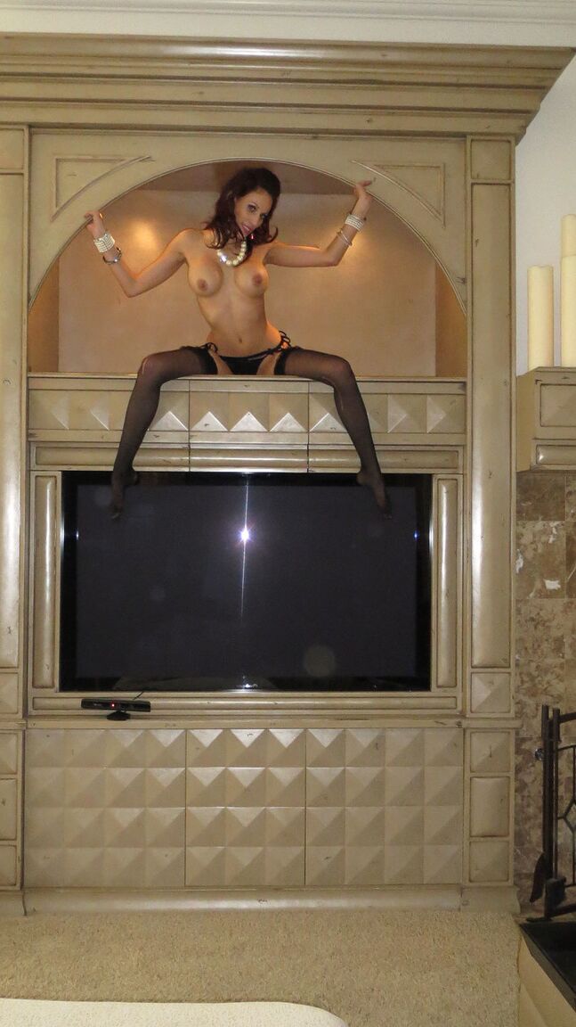 17P Babe en lingerie Layla Rivera se met à l'aise