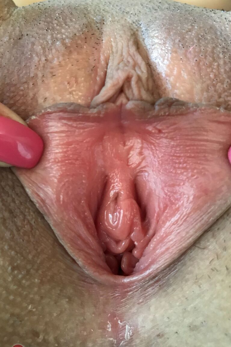 21P La joven de tetas pequeñas Rachel Rivers muestra su coño y su culo de cerca en un solo