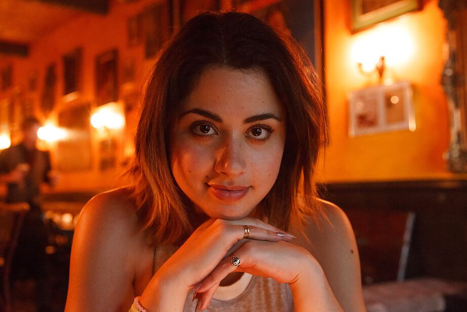 11P A gata amadora incrivelmente linda Carol Jasabe posando nua em sua cama