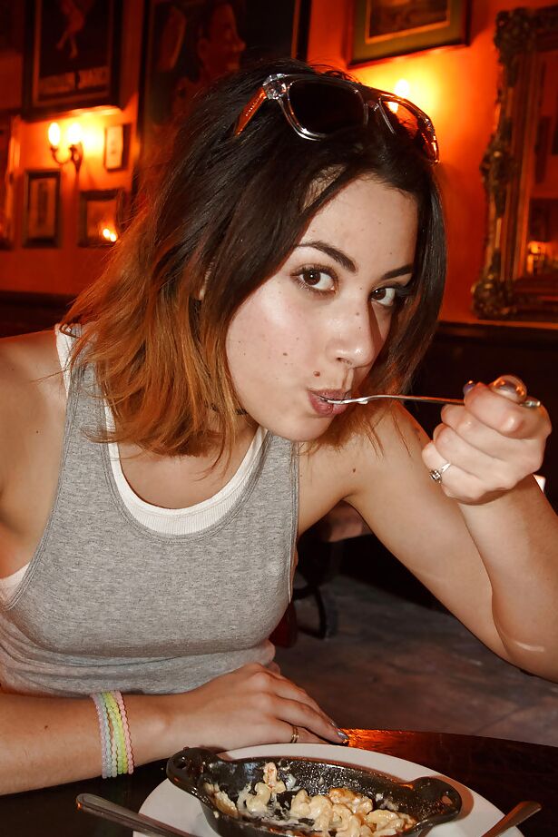 11P A gata amadora incrivelmente linda Carol Jasabe posando nua em sua cama