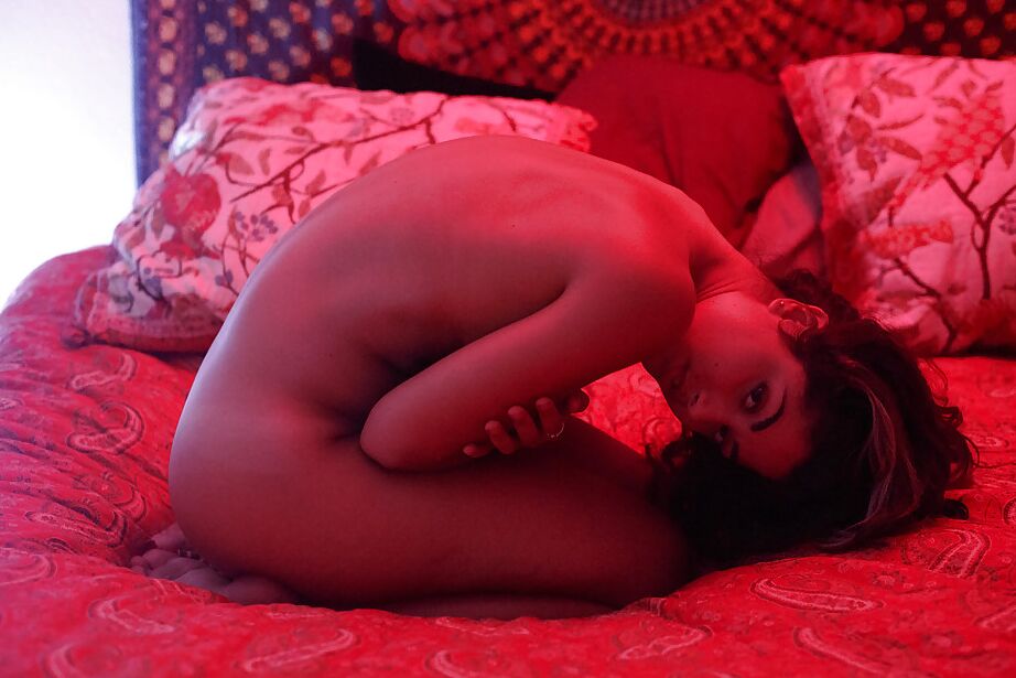 11P A gata amadora incrivelmente linda Carol Jasabe posando nua em sua cama