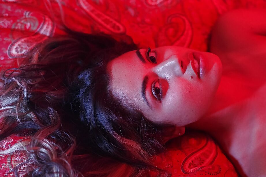 11P A gata amadora incrivelmente linda Carol Jasabe posando nua em sua cama
