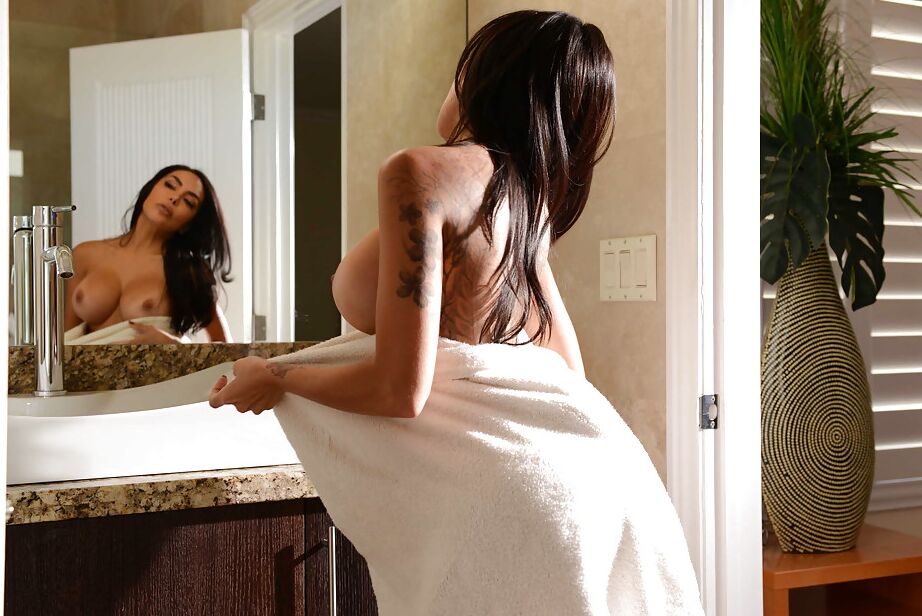 16P La morena tatuada Lela Star se da un baño caliente absolutamente desnuda