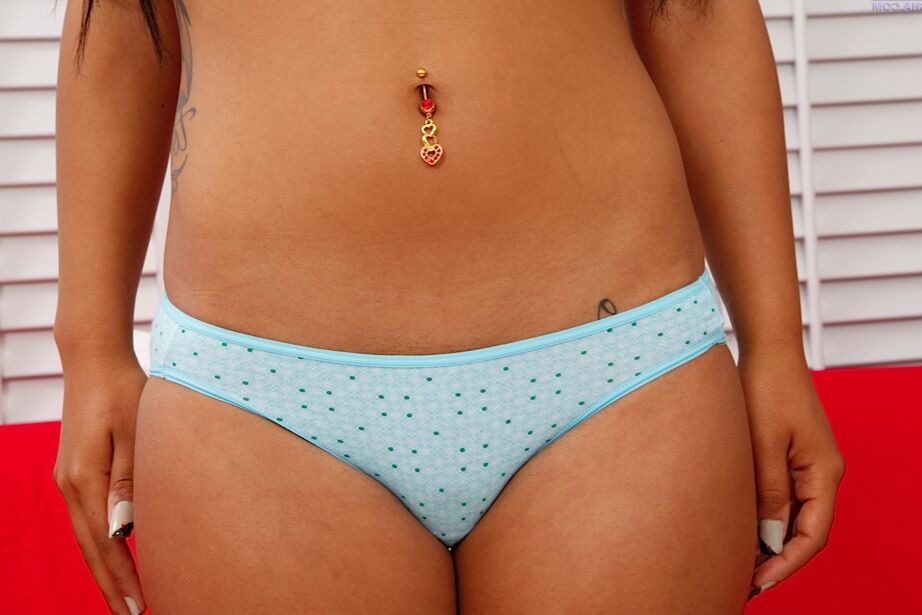 16P A gata amadora Kara enfia a bunda enquanto se masturba na buceta raspada