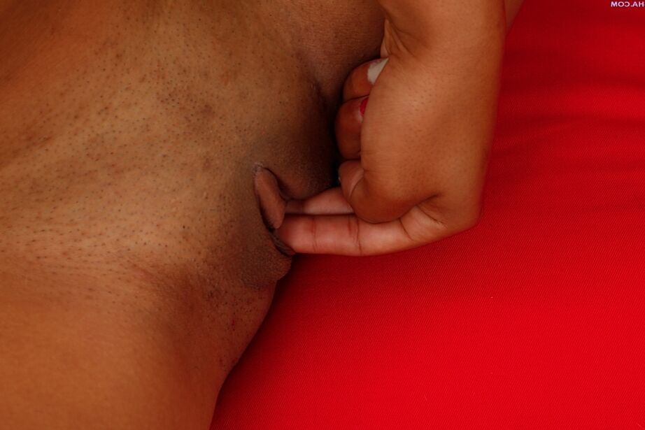 16P A gata amadora Kara enfia a bunda enquanto se masturba na buceta raspada