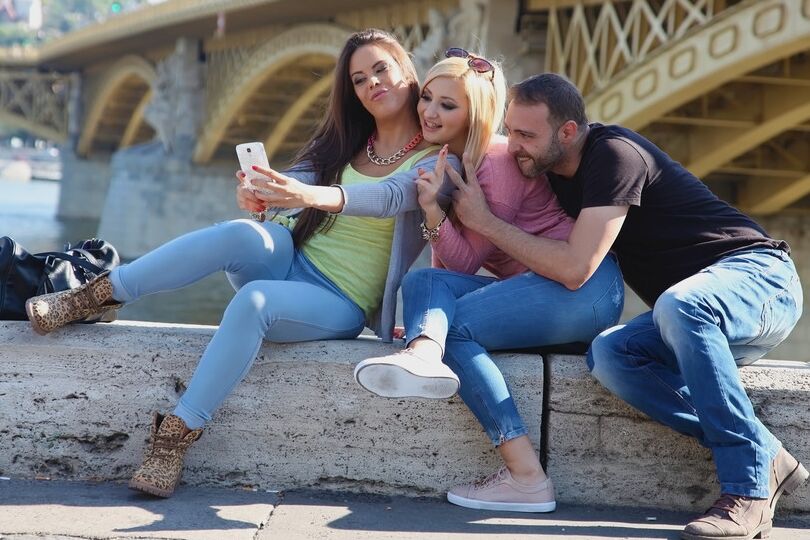 12P Euro poussins en jeans acceptent un plan sexuel à trois avec un long pénis après un selfie