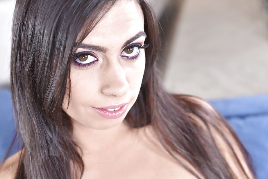 16P A adolescente latina Taylor May exibindo pernas e pés sensuais enquanto se despe
