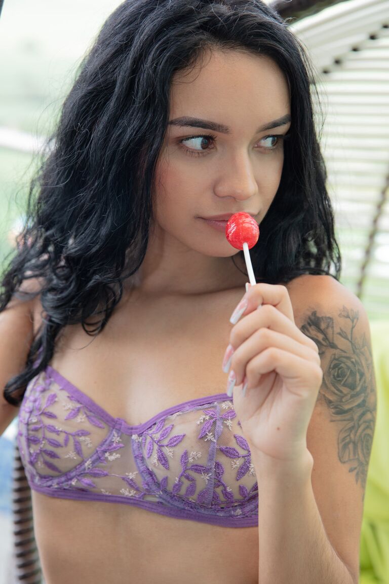 21P Latina morena Dulce tirando a roupa
