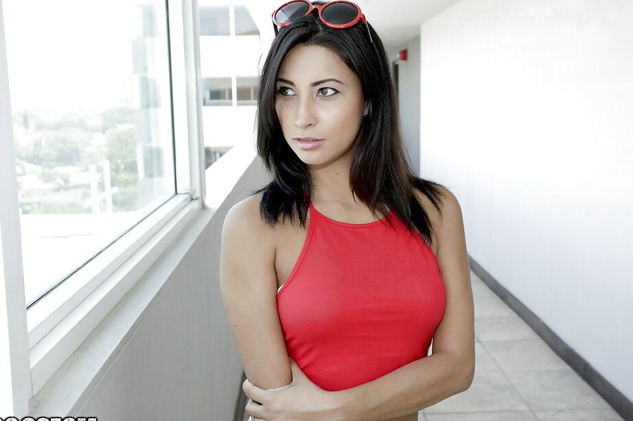 Das 16P schlanke Latina-Babe Jade Jantzen zieht ihre engen Jeansshorts aus