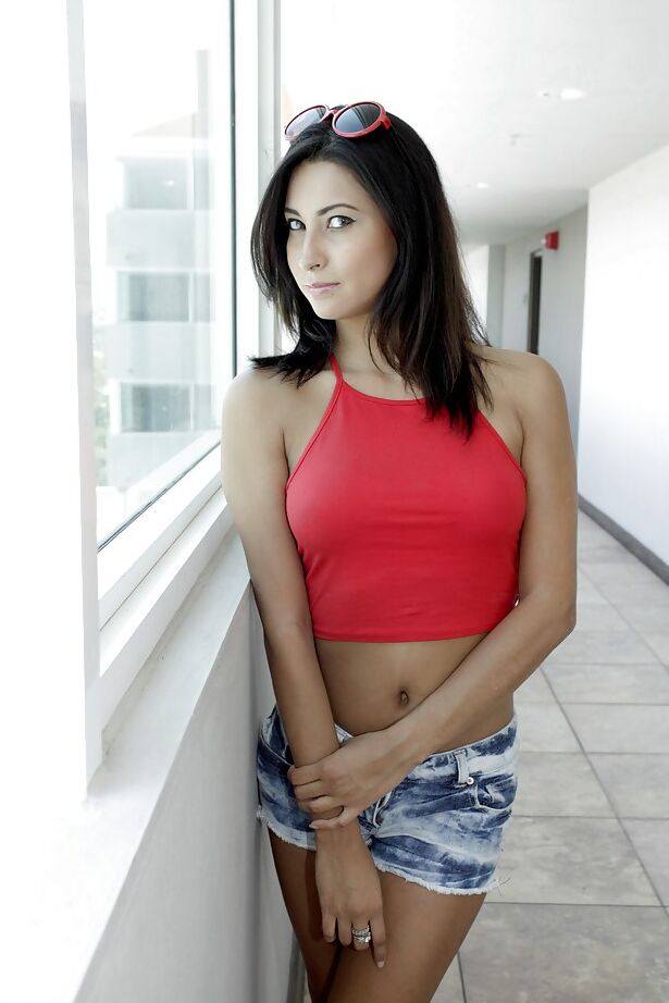 Das 16P schlanke Latina-Babe Jade Jantzen zieht ihre engen Jeansshorts aus