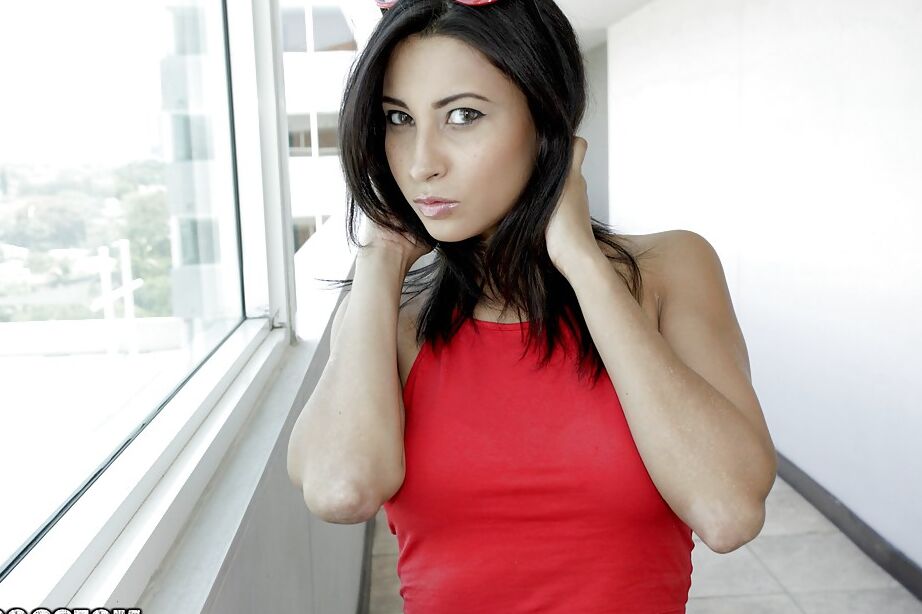 Das 16P schlanke Latina-Babe Jade Jantzen zieht ihre engen Jeansshorts aus