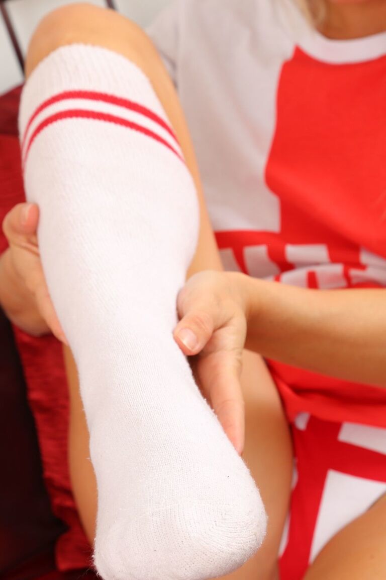 21P La chaude Blanca enlève la tenue de l'Angleterre pour révéler son corps sexy dans des chaussettes blanches
