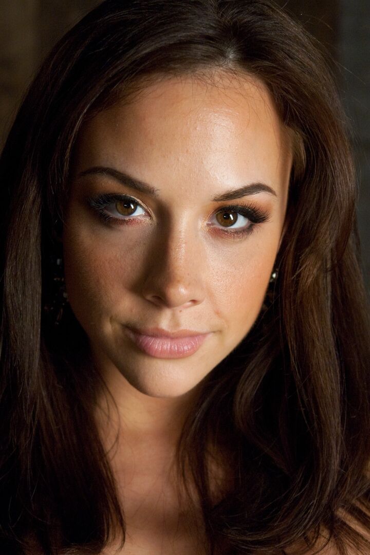 21P Les stars du porno aux gros seins Chanel Preston et Gia DiMarco jouent avec leurs chattes dans de la lingerie sexy.