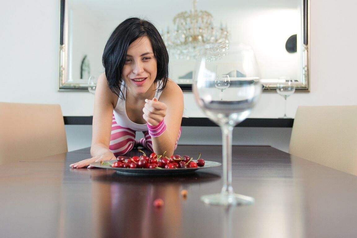 17P La joven y sensual Sandra se masturba su pequeño coño en la encimera de la cocina