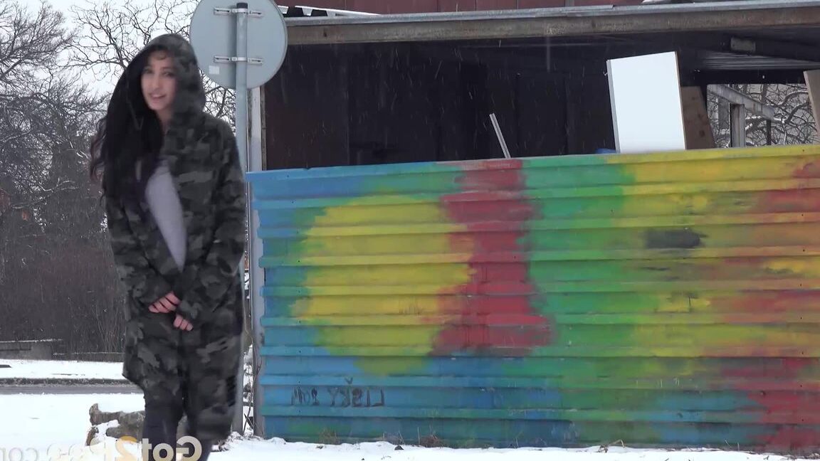 15P Impresionante chica de pelo oscuro se mea en la nieve