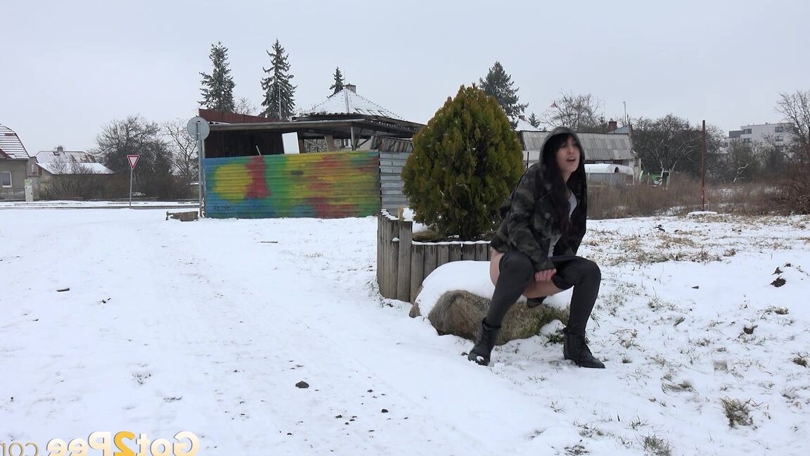 15P Impresionante chica de pelo oscuro se mea en la nieve