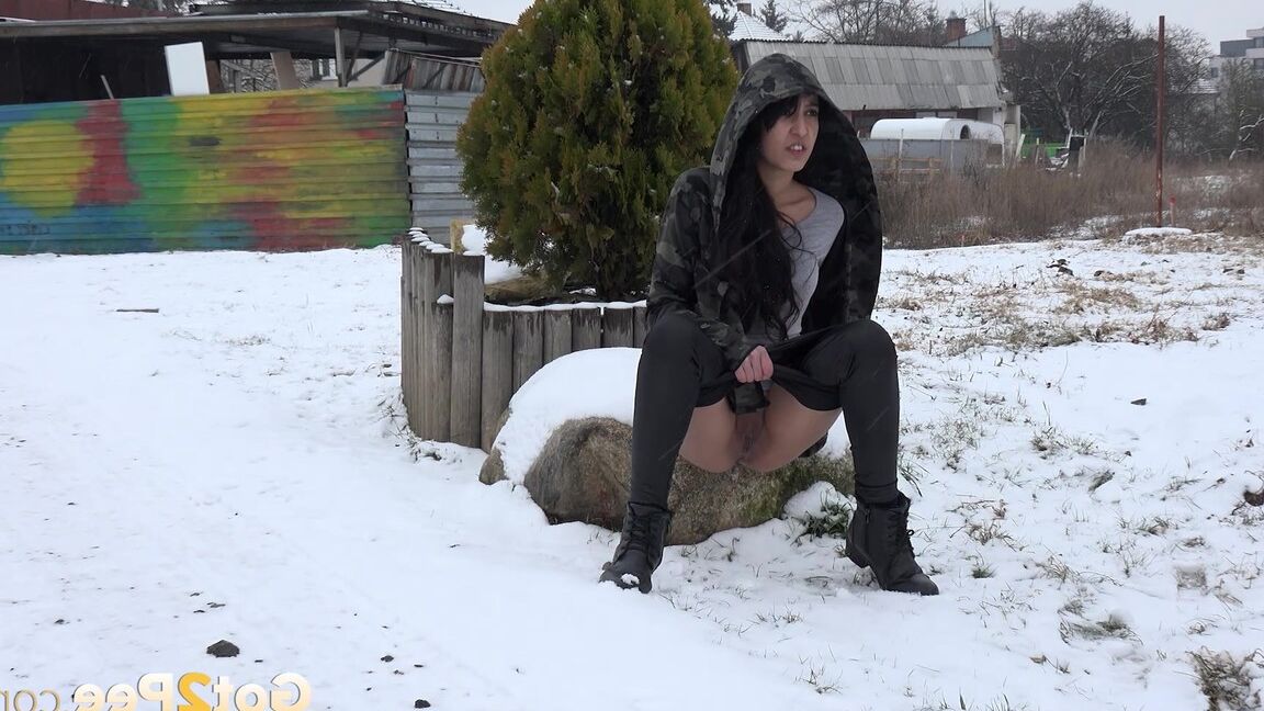15P Impresionante chica de pelo oscuro se mea en la nieve