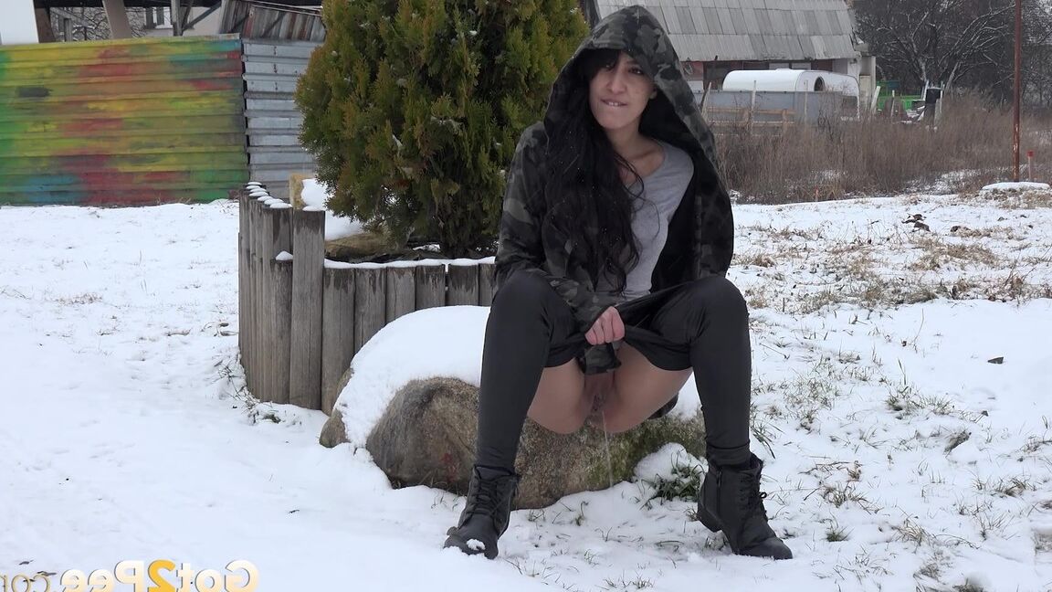 15P Impresionante chica de pelo oscuro se mea en la nieve