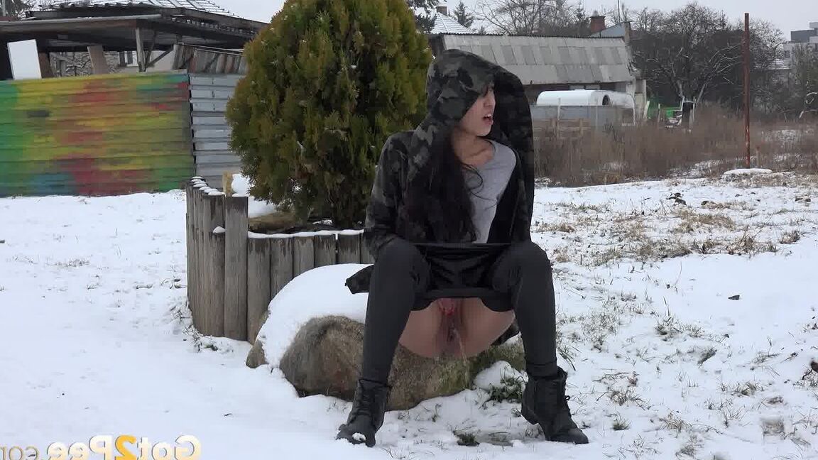 15P Impresionante chica de pelo oscuro se mea en la nieve