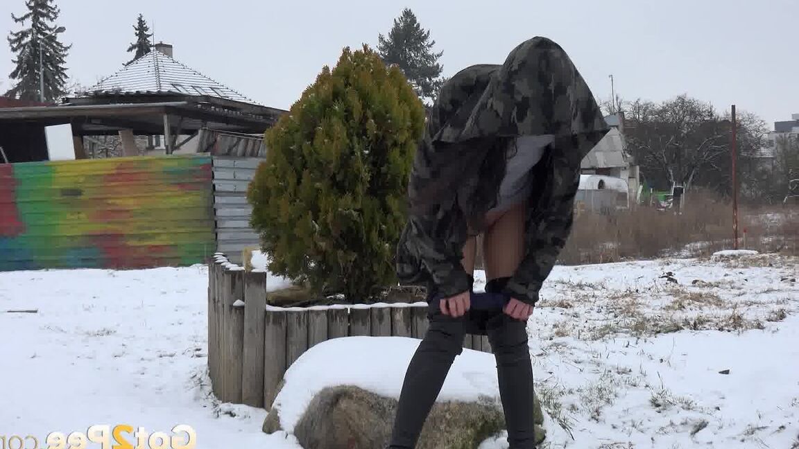 15P Impresionante chica de pelo oscuro se mea en la nieve