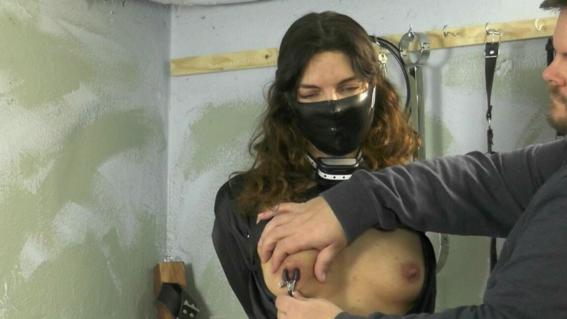 16P Сдержанной женщине прикрепили зажимы к соскам в маске.