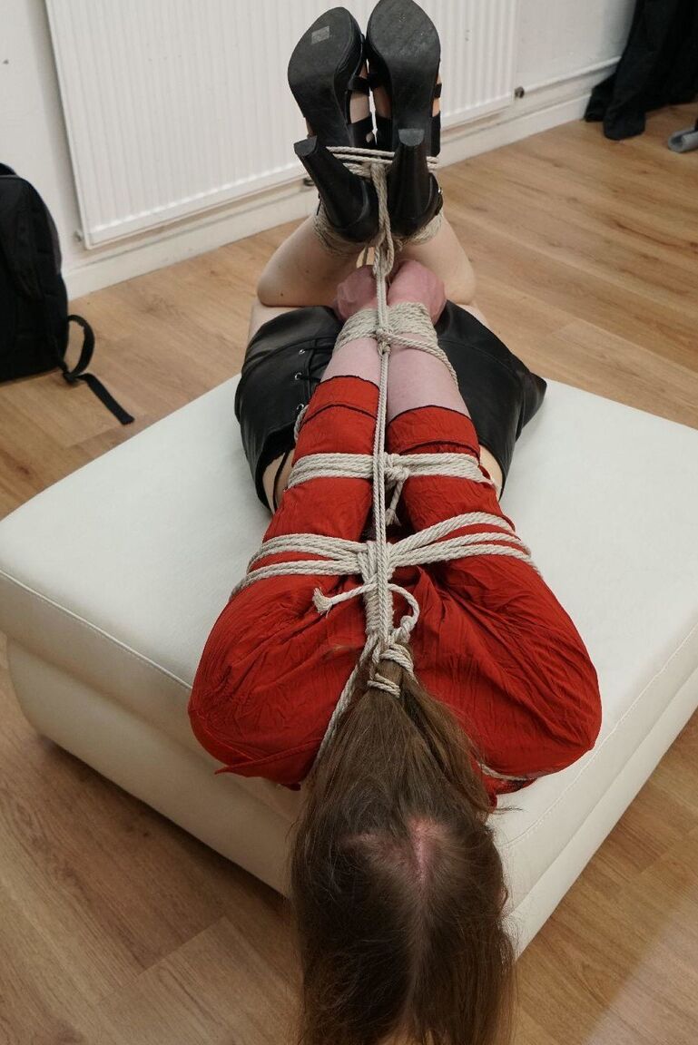 16P Sexy Meninas Amarradas Hogtie muito apertado