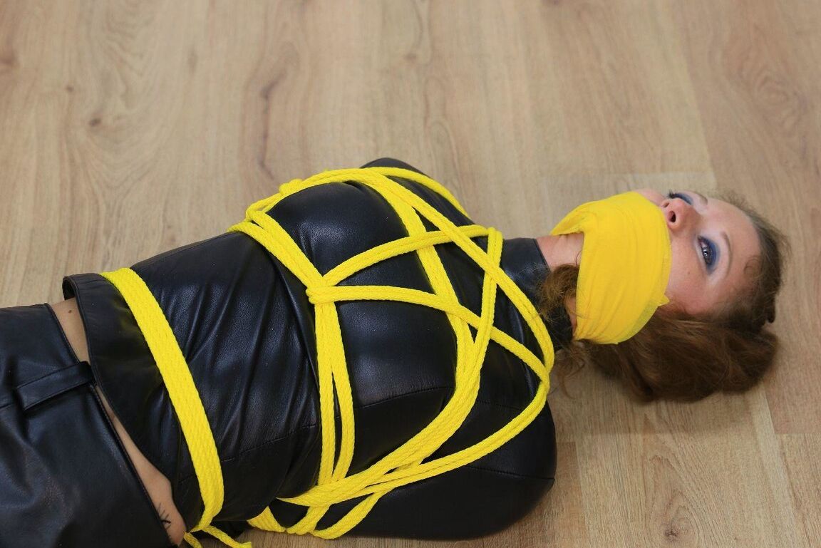 16P Sexy Tied Girls Senhora de couro extremamente amarrada