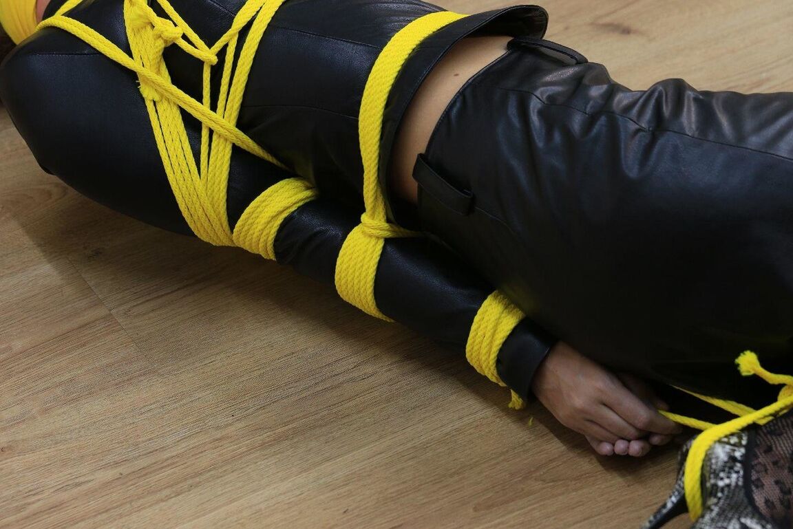 16P Sexy Tied Girls Senhora de couro extremamente amarrada