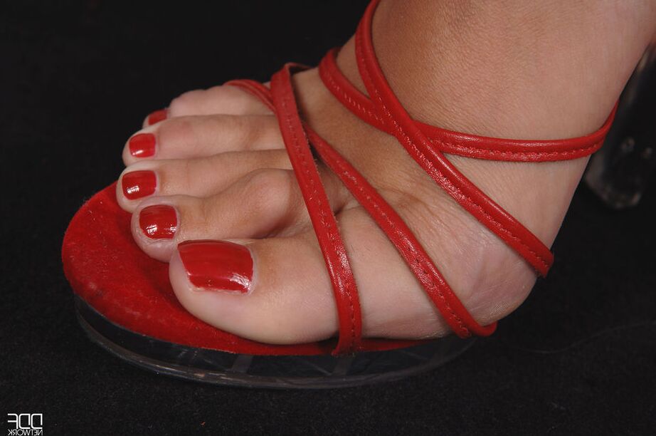 16P Hot MILFs Lucky and Cherry Jul lick each others feet before attending to twats
