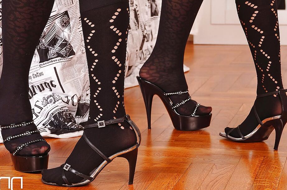 16P Leggy Euro diques Tiffany Rousso e Victoria Swinger lambem pés revestidos de meia
