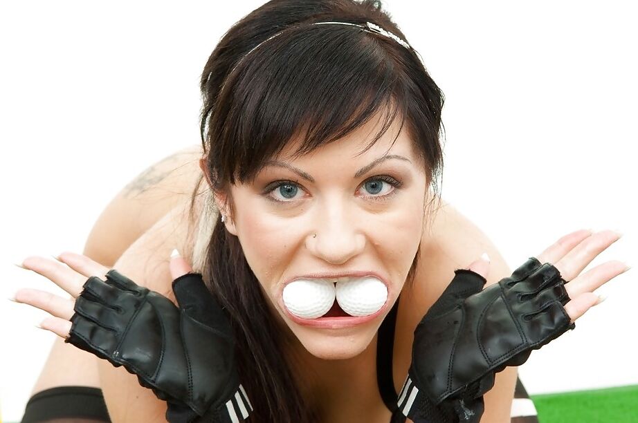 16P Lesbiana juguetona complaciendo los agujeros anales de sus amigas con varios juguetes sexuales