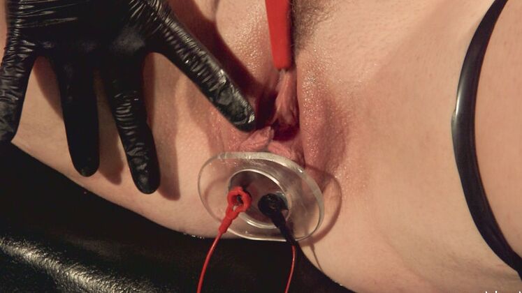 15P La retorcida pesadilla de Barbary Rose llena de plug electro vaginal y consolador, el
