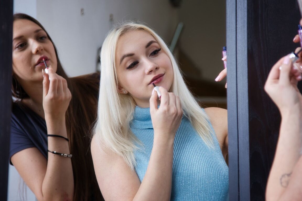 11P Chicas lesbianas se besan en la boca mientras muestran sus coños desnudos en medias de nailon