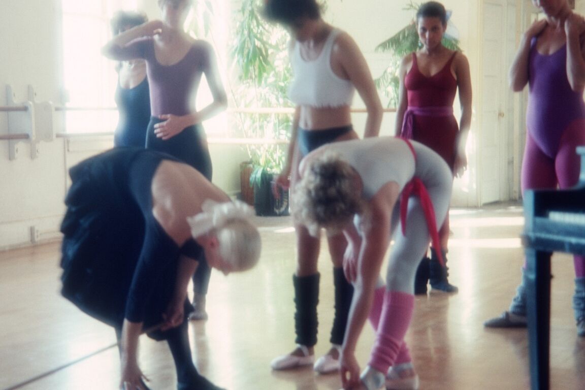 18P Bailarinas vintage calientes con cuerpos dulces Connie y Angela bailan juntas desnudas