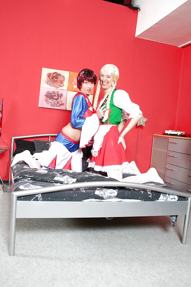 16P estrelas porno lésbicas europeias removem roupas de cosplay antes de transar