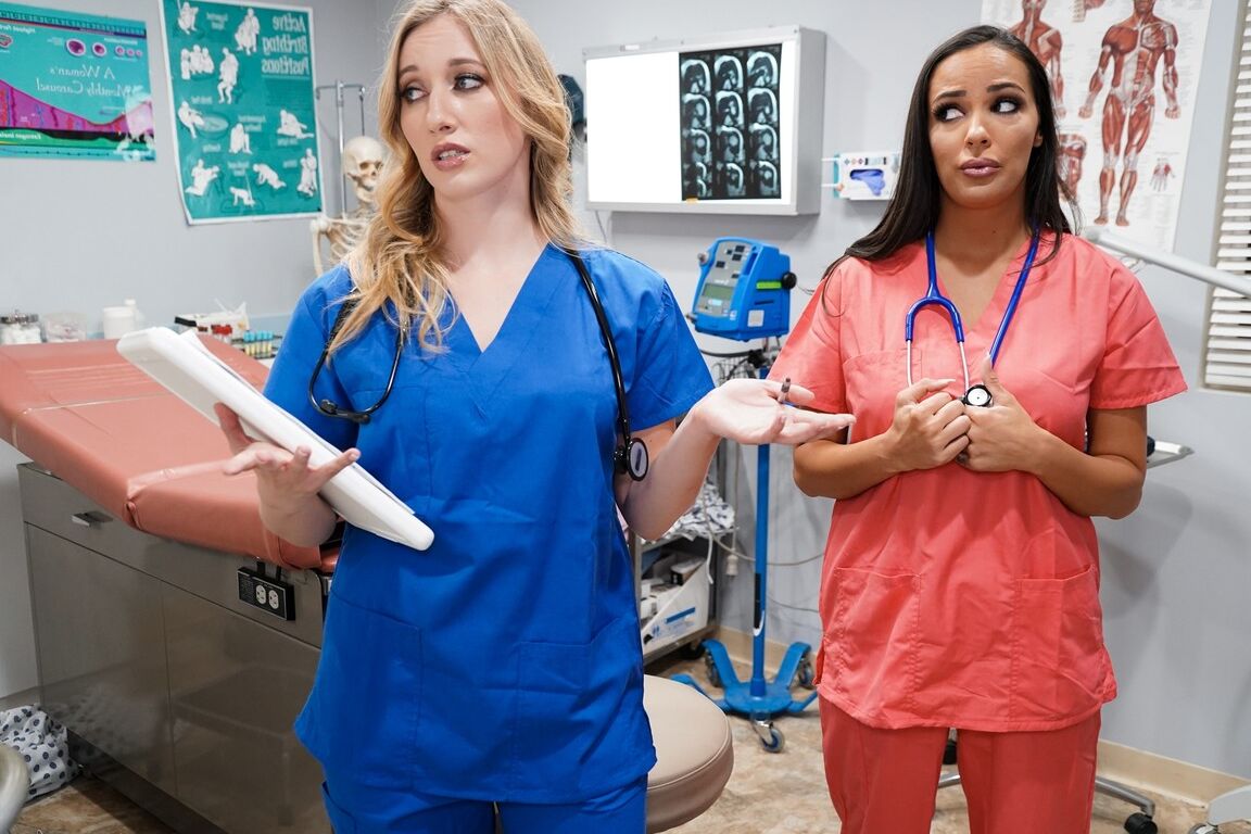 15P Les infirmières en chaleur Riley Reyes et Sofi Ryan ont des relations sexuelles lesbiennes sur un lit d'hôpital